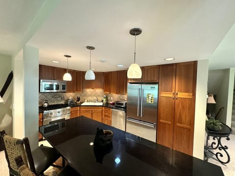 Fully equipped kitchen with Viking appliances