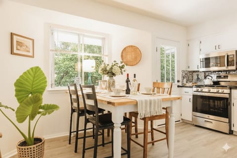 beautiful dining room overlook the garden