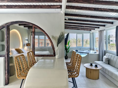 Suite, Balcony, City View | Living area