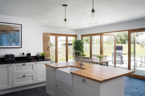 House | Private kitchen | Fridge, microwave, oven, stovetop