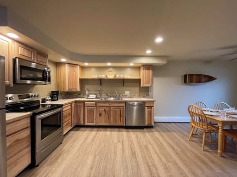 FamilBeautiful kitchen with an open floor plan.