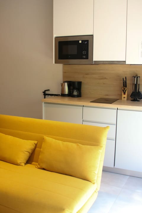 Superior Loft (Duplex) | Desk, laptop workspace, blackout drapes, soundproofing