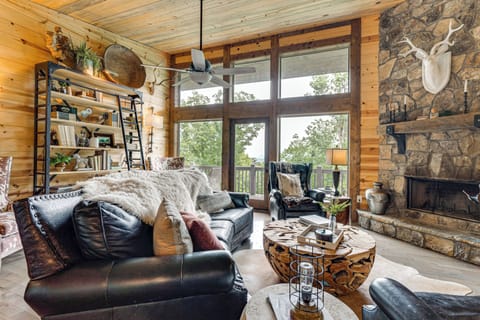 Murphy Vacation Rental | 3BR | 3.5BA | 2,400 Sq Ft | Stairs to Enter