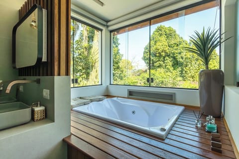 Deluxe Suite | Jetted tub