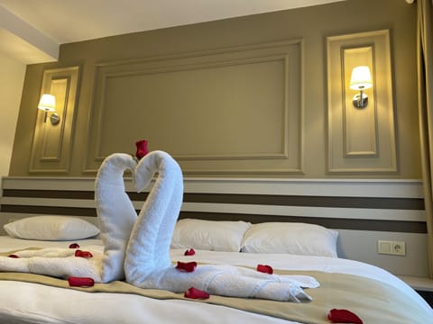 Standard Triple Room | Desk, laptop workspace, soundproofing, free WiFi