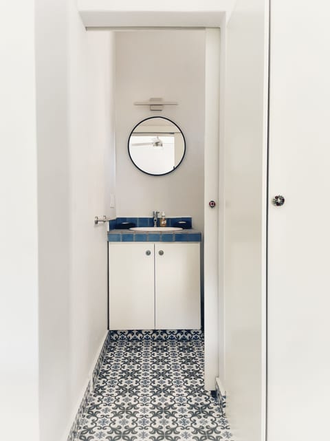 Lapiz Lazuli Queen Suite | Bathroom | Shower, hair dryer, towels, soap