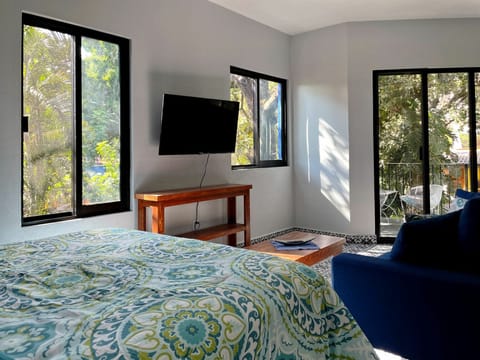 Lapiz Lazuli Queen Suite | In-room safe, desk, laptop workspace, blackout drapes