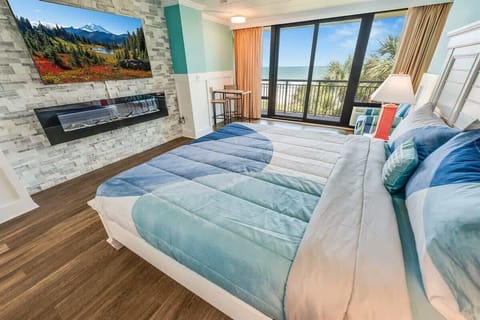 King Bed in Condo, Beautifully Decorated and Direct Oceanfront!