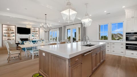 House, 6 Bedrooms | Private kitchen | Coffee/tea maker, fridge, oven, toaster