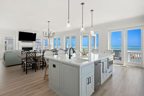 House, 6 Bedrooms | Private kitchen | Fridge, oven, coffee/tea maker, toaster
