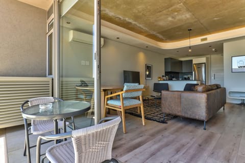 Apartment, 2 Bedrooms, Balcony, City View | Living room