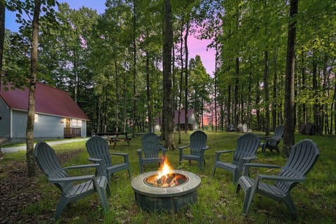 Have a cozy get together around the fire pit. Immerse yourself surrounded by woodlands, Stargazing, chatting the night away, by the warm fire.