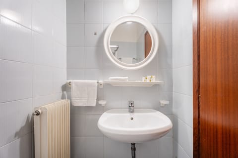 Single Room | Bathroom | Towels