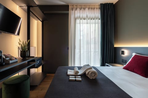 Comfort Room | In-room safe, desk, laptop workspace, soundproofing