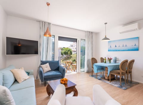 Apartment (Apartment Marcus Mai - Two Bedroom Ap) | Living room | 32-inch flat-screen TV with digital channels