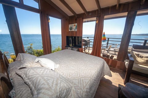 Deluxe House | Individually decorated, individually furnished, bed sheets