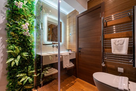 Suite, Balcony, Lake View | Bathroom | Shower, rainfall showerhead, free toiletries, hair dryer