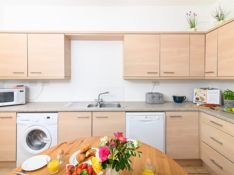 Well equipped kitchen with washing machine & dishwasher