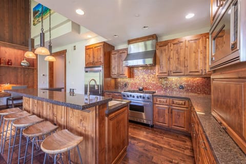 Chef`s Kitchen: Whip up culinary masterpieces in this stunning kitchen with stylish finishes!