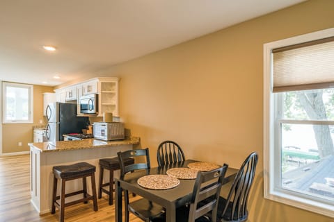 Dining Area w/breakfast peninsula for addl seating + 2 additional dining chairs