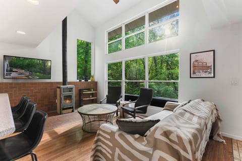 House, Multiple Beds, Kitchen (Treehouse LOZ) | Living area | 42-inch flat-screen TV with digital channels, fireplace