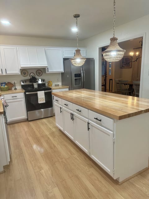 The kitchen is updated and ready for your culinary masterpieces!