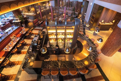 2 restaurants; breakfast, lunch, and dinner served