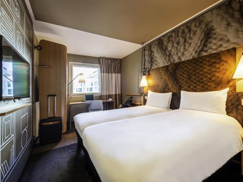 Standard Room, 2 Twin Beds | Premium bedding, in-room safe, desk, soundproofing