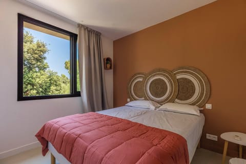 Chambre privee 2 lits avec salle | Blackout drapes, free WiFi