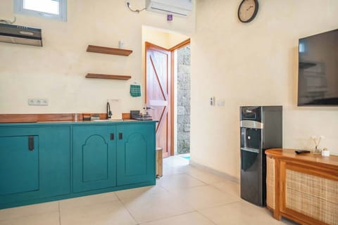 Grand Studio Suite | Private kitchen | Mini-fridge, dishwasher, cookware/dishes/utensils