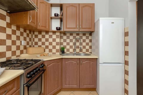 The kitchen's modern amenities ensure a comfortable stay. 