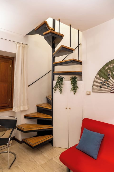 Apartment, 1 Queen Bed, Non Smoking, Kitchenette | Living area | 32-inch flat-screen TV with cable channels