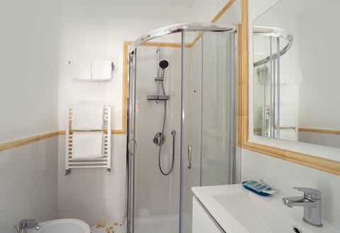 Standard Double Room, Sea View | Bathroom | Shower, free toiletries, hair dryer, bidet