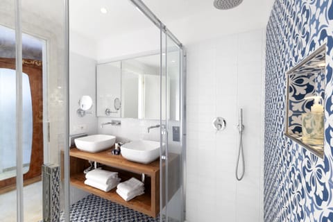 Classic Double Room, Garden View | Bathroom | Shower, free toiletries, hair dryer, bidet