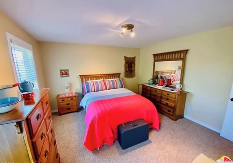 Queen bedroom-second floor