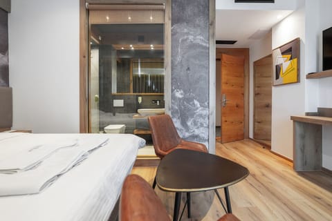 Desk, laptop workspace, WiFi (free)