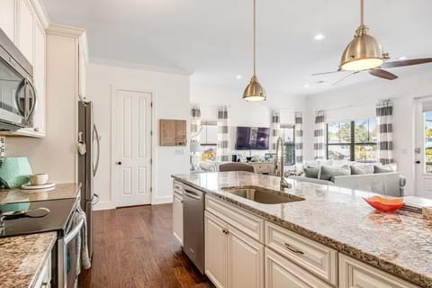 House, Multiple Beds (Sundaze) | Private kitchen
