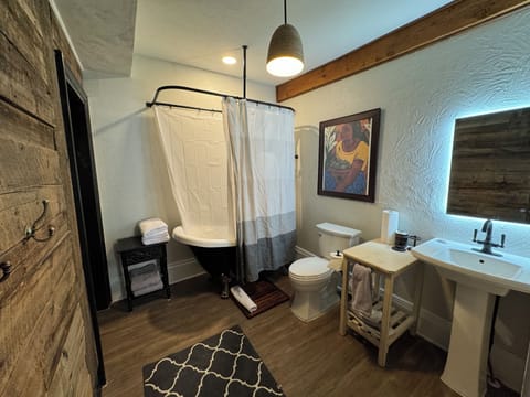 Family Suite, City View | Bathroom | Towels, soap, shampoo, toilet paper
