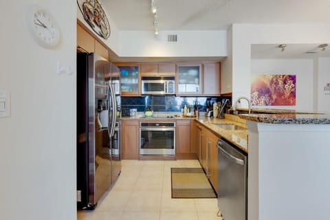 2 BR Monthly beach condo Miami (6934)