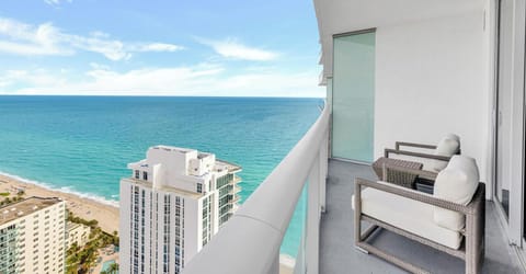 Beachfront Escape  Pool, Gym & Stunning Views 30th floor (9909)