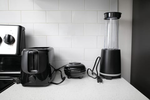 Spacious one bedroom with cozy comfortable bed in Madison. Pool & Gym onsite.