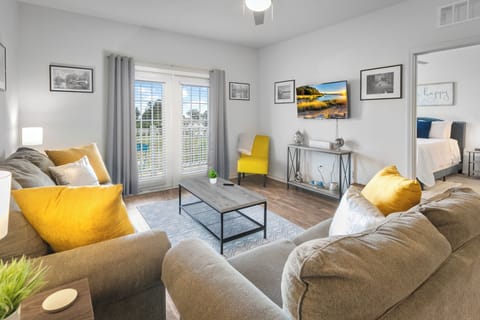 Spacious one bedroom with cozy comfortable bed in Madison. Pool & Gym onsite.