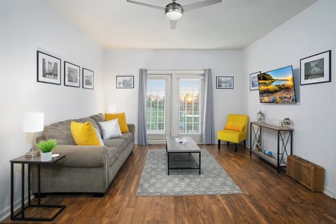 Spacious one bedroom with cozy comfortable bed in Madison. Pool & Gym onsite.