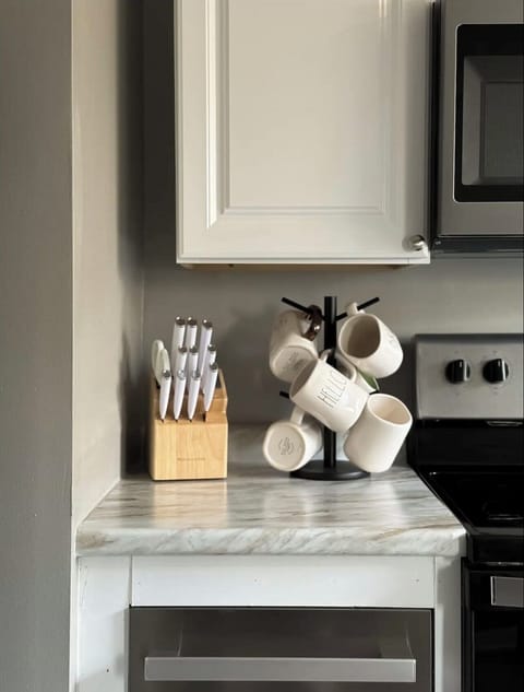 Mugs and cutlery for you to use.