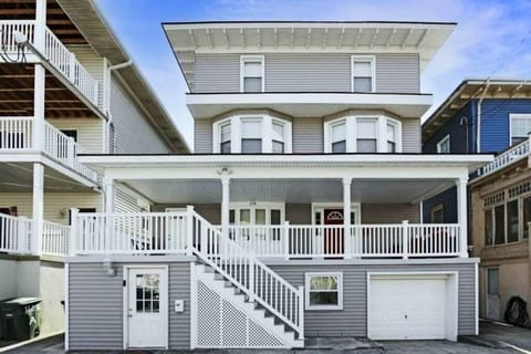 3 bed, 3.5 bath beach block home located on level one of the building