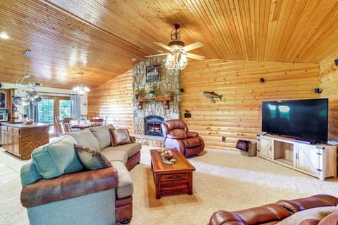 Cassville Vacation Rental | 3BR | 3BA | 2,550 Sq Ft | Stairs Required