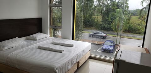 Deluxe Room, 1 King Bed, Non Smoking, City View | Desk, soundproofing, iron/ironing board (on request), WiFi (free)