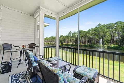 Lake & Fountain view, Screened in Porch