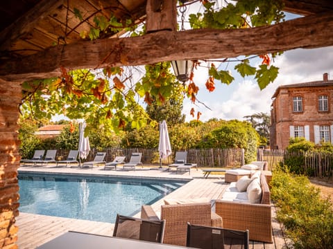 Outdoor facilities: Swimming pool with sun loungers and parasols; Private tennis court; Gas plancha grill; Garden furniture; 10-hectare park; Electric vehicle charging station; Petanque court.