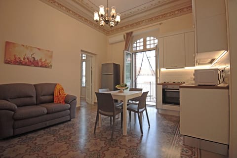 Apartment, Balcony | Private kitchen | Cookware/dishes/utensils, dining tables